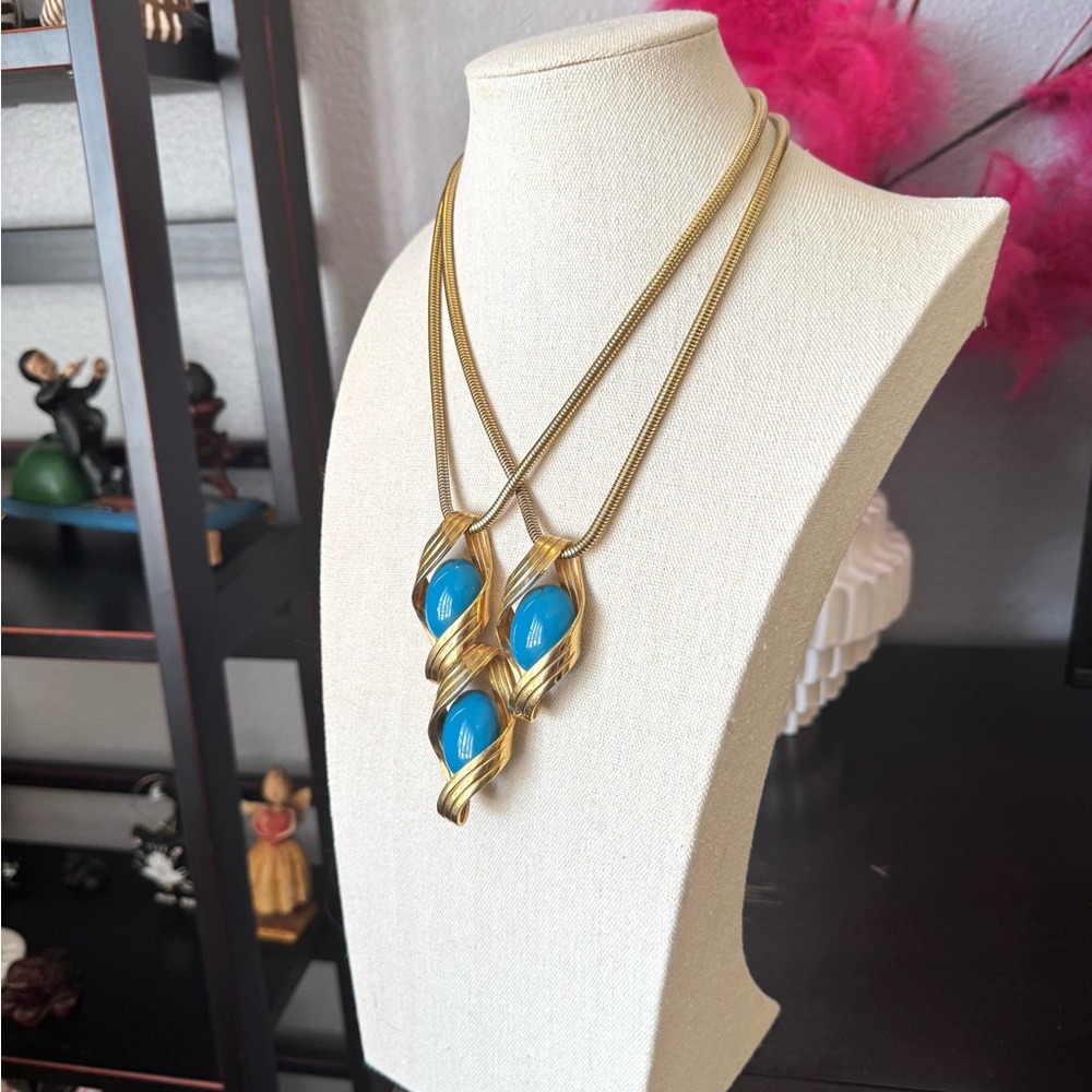 Vintage Mid Century Gold and Blue Pendant Necklace - Picture 4 of 7